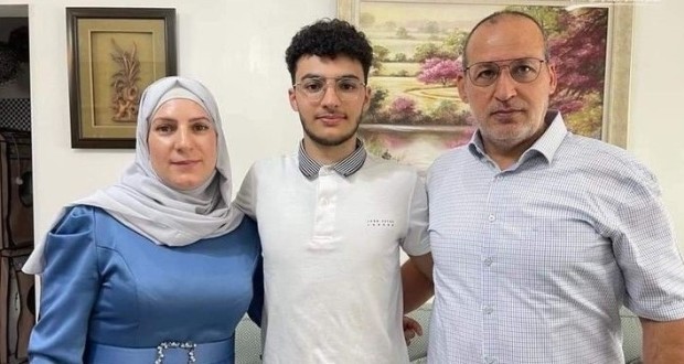 الأول على الوطن محمد شويكي يتوسّط والديه
