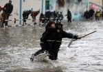 صور/ طلبة "يسبحون" نحو بيوتهم تحت المطر