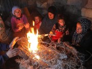 عائلة فلسطينية في مخيم نهر البارد تستعين بالحطب من أجل التدفئة
