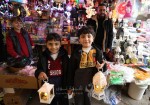 فلسطينيون يتسوقون استعدادًا لشهر رمضان