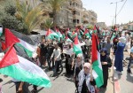 فلسطينيون يرفعون العلم احتجاجًا على مسيرة الأعلام الإسرائيلية