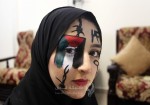 الفنانة لانا عوض تجسد معاناة اللاجئين بالرسم على وجهها