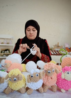 فلسطينية تبدع في صناعة دمى على شكل خراف