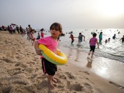 فلسطينيون يصطافون على شاطىء غزة