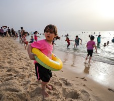 فلسطينيون يصطافون على شاطىء غزة