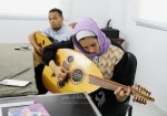 العزف على العود.. "دندنة" من أجل الحياة بغزة