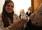 فلسطينيون وأجانب يحضرون معرض للسيراميك في الخليل
