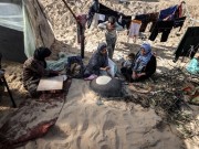 قبل أن تأكل في خيام غزّة.. عليك أن تشك!