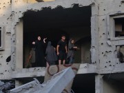 سلالم بدائية تحل محل أدراج غزة المهدمة
