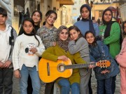 أغنياتٌ تُعزف فوق الركام.. حيلةٌ لامتصاص "الصدمة"