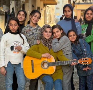 أغنياتٌ تُعزف فوق الركام.. حيلةٌ لامتصاص "الصدمة"