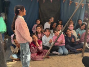 كورال داخل خيمة يخفف آثار الحرب