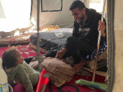 شاب من غزة يتحمل مسؤولية أطفاله بعد استشهاد زوجته