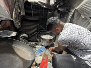 "على المفترق" حياة "عبد ربه" تُدار بموقدٍ وشاي