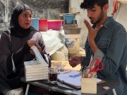 شاب من ذوي الإعاقة السمعية يحوّل موهبته إلى وسيلة للتعبير والصمود