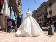 خياطو غزة: النبش في الأنقاض عن ليلة العمر