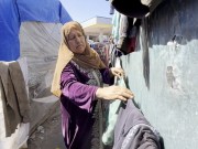 على أكتاف أمهات غزة.. تتكئ الخيام!