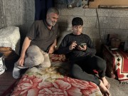 درعان على مدرّعة "النمر".. أبٌ وطفلٌ مريض "توحد"!