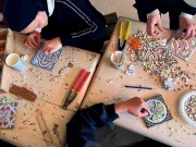 ركام البيوت "فسيفساء".. بأيدي أطفال غزة!