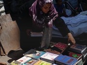 نيفين الغرابلي تعمل في جمع الحطب وتتيح الكتب التي تجدها للطلاب