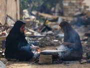 عيون نساء غزة.. ثمن "اللقمة" على نار الحطب!