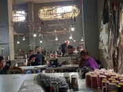 فوق ركام مصنع خياطة.. زوجان يرممان "حلم العمر"!
