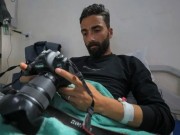 معز الصالحي.. صحفي يواجه مرض كرون ويواصل عمله وسط الحرب
