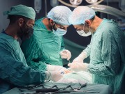 بدل الجهاز.. سلكٌ جراحي يقود عملية فتح جمجمة بغزة!