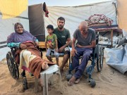 فادي شقورة.. يحمل مسؤولية والديه وأطفاله بساق واحدة