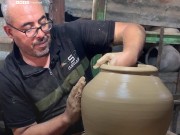 بهجت عطا الله.. يحفظ إرث الفخار في غزة رغم قسوة الحرب
