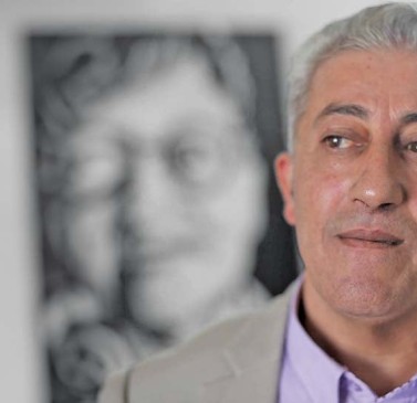 "صائد الأمواج".. عن شاعرٍ لم يكتمل وداعه وعاد في كتاب
