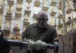 نجّار فلسطيني يحوّل الخشب لتحف فنيّة